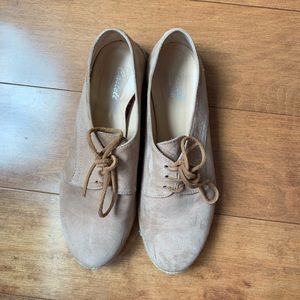 Castell | Nude suede flats